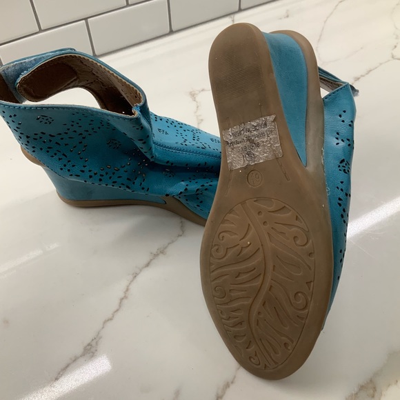 Turquoise 3” wedge sandals size 6 1/2 - Picture 4 of 4